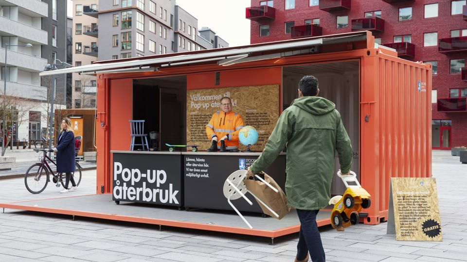 Person lämnar in saker till Pop-up återbruk
