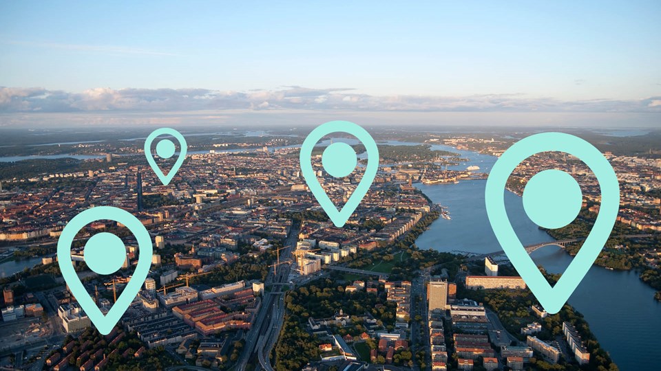 Flygbild över Stockholm i kvällsljus med ikoner av kartnålar här och där
