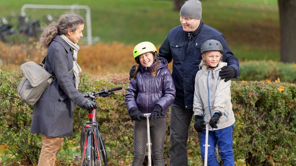 två ungdomar på sparkcykel och två vuxna