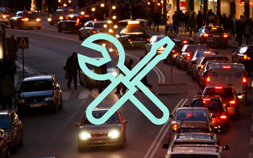 Trafik på gata efter mörkrets inbrott. Pärlband av röda baklyktor. Ovanpå ligger en ikon med skiftnyckel och mejsel.