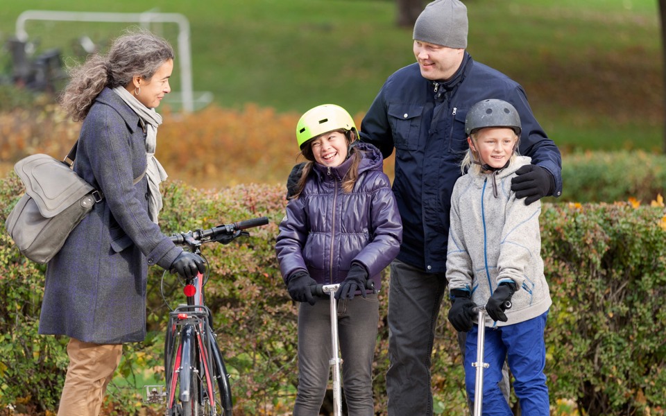 två ungdomar på sparkcykel och två vuxna